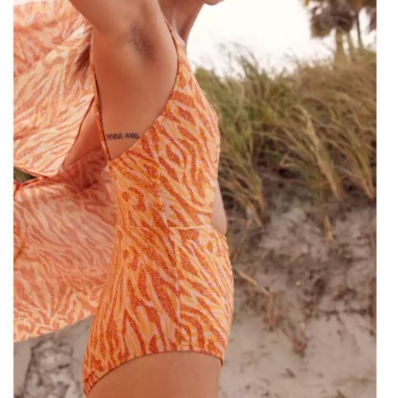 Aerie twist front cut out swimsuit - Small long - Picture 3 of 9